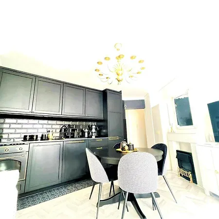 Chic To The Sea Garden Apartment